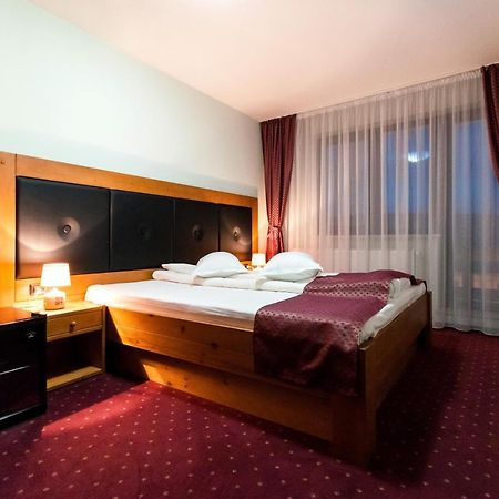 White House Hotel Fagaras Exterior photo