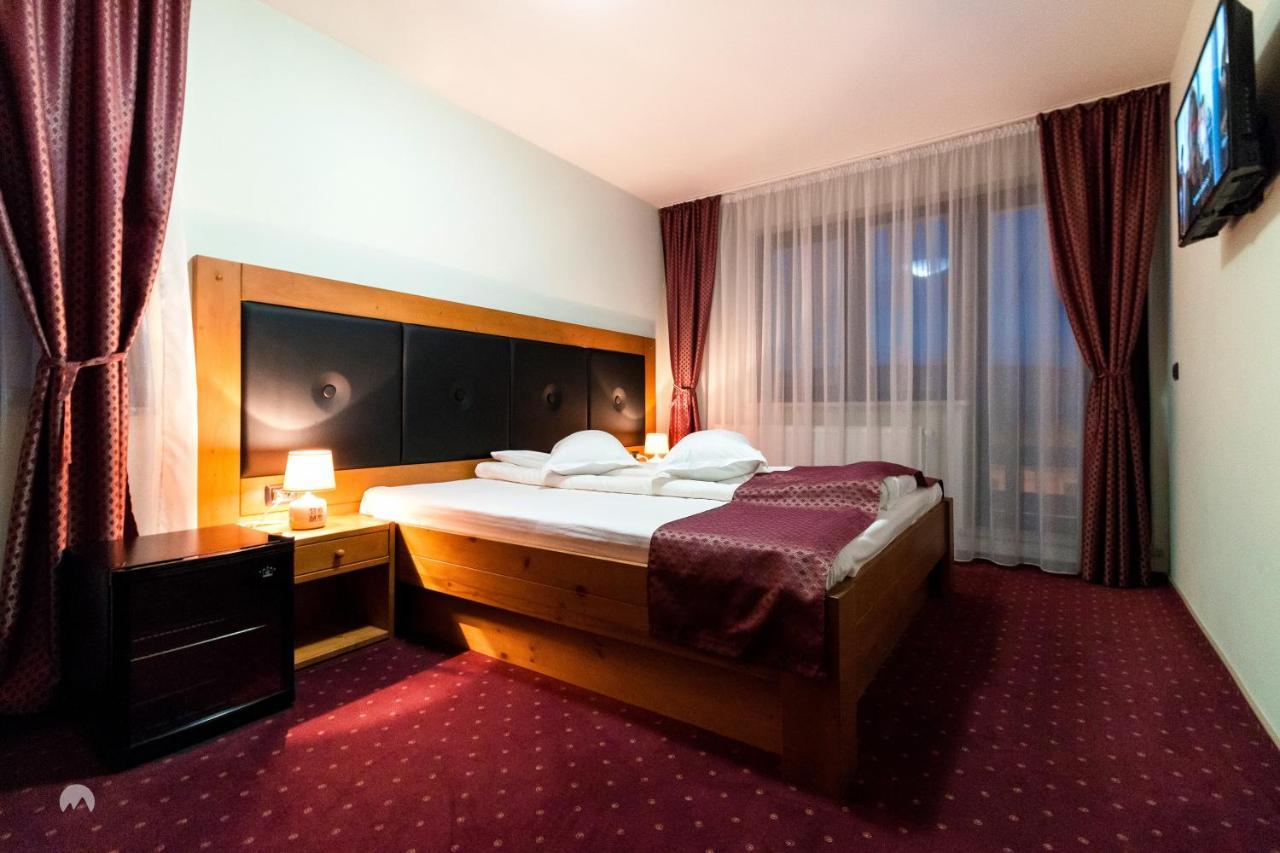 White House Hotel Fagaras Exterior photo
