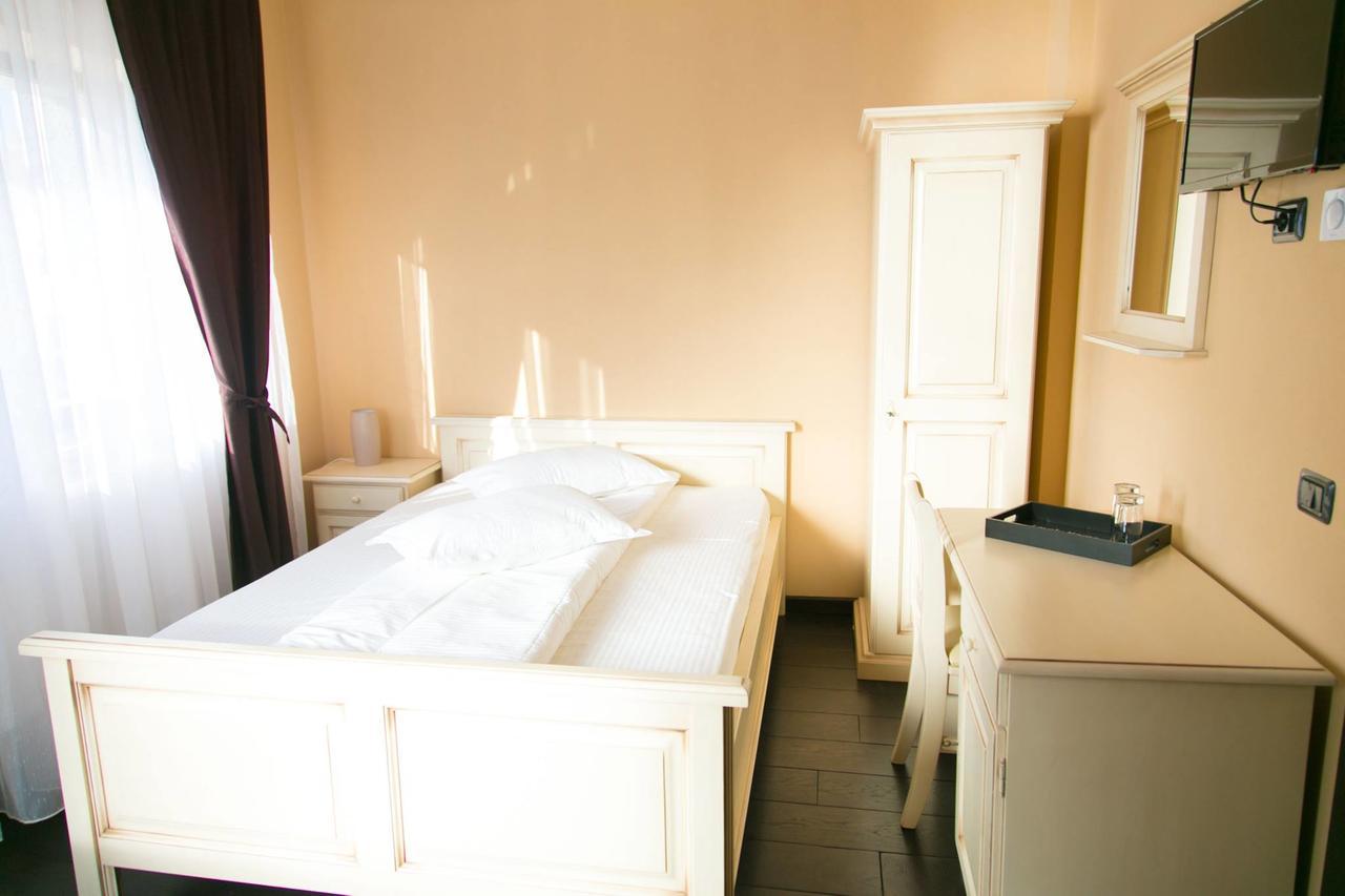 White House Hotel Fagaras Exterior photo