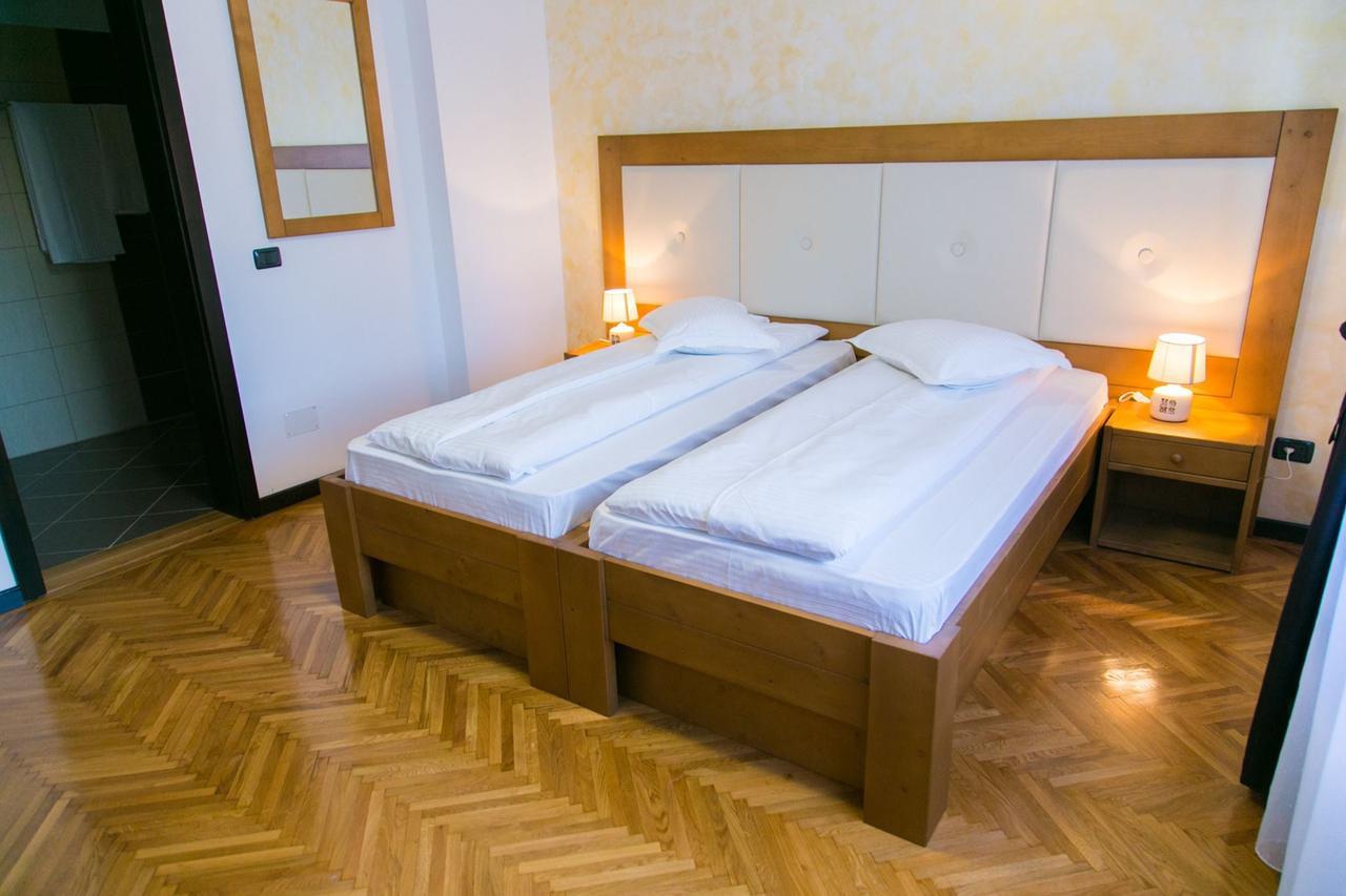 White House Hotel Fagaras Exterior photo