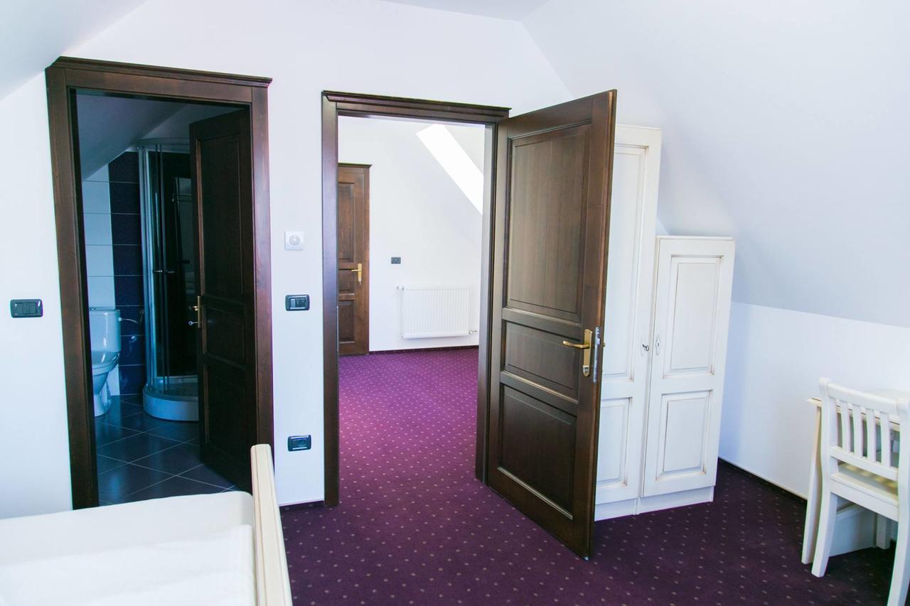 White House Hotel Fagaras Exterior photo